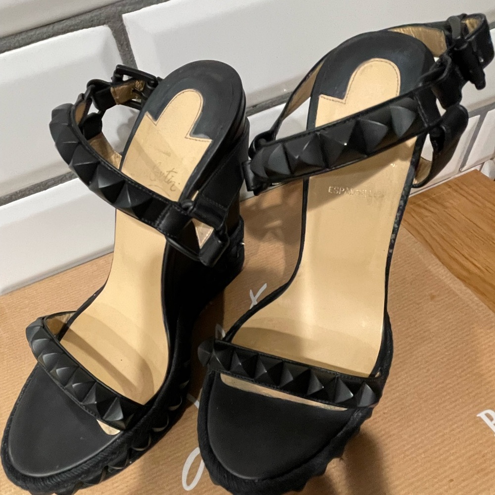 Christian Louboutin Size 5
Cataclou leather sandals
